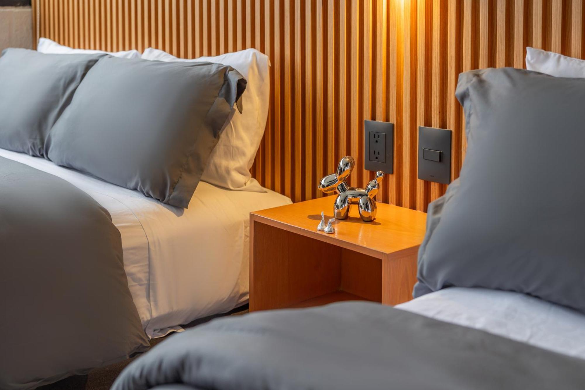 Posh Polanco Tvs And Desks In Each * Mexico City